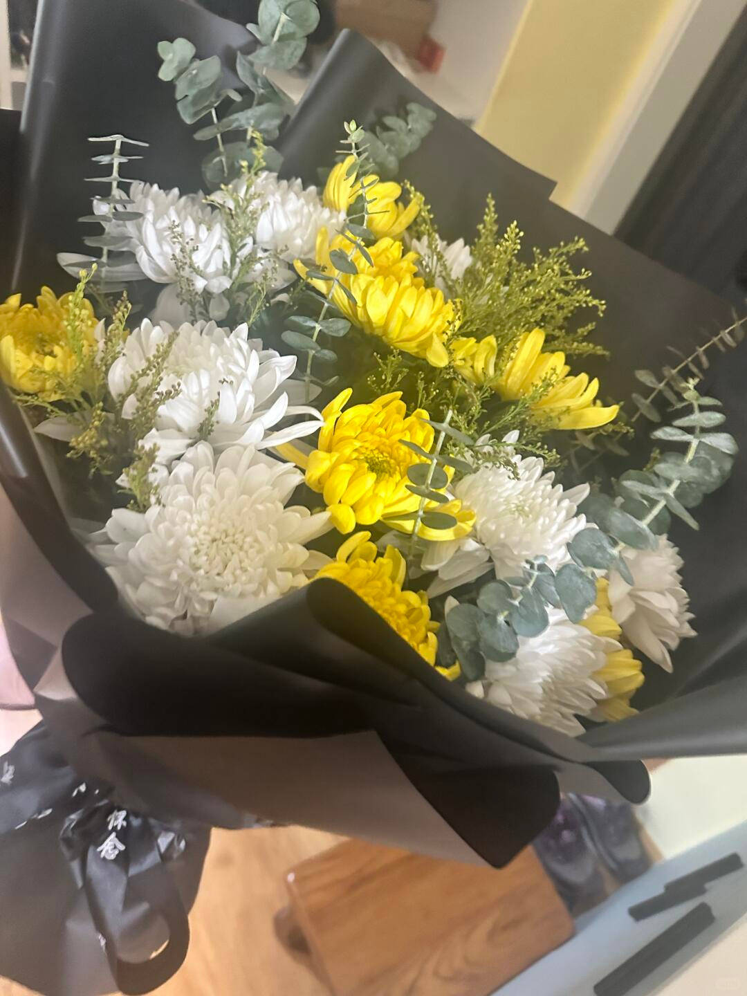 上海高中生买99朵康乃馨为母亲庆生<strong></p>
<p>小蚁虚拟币</strong>，却收到菊花写着“缅怀逝者”，店家：骑手送错了