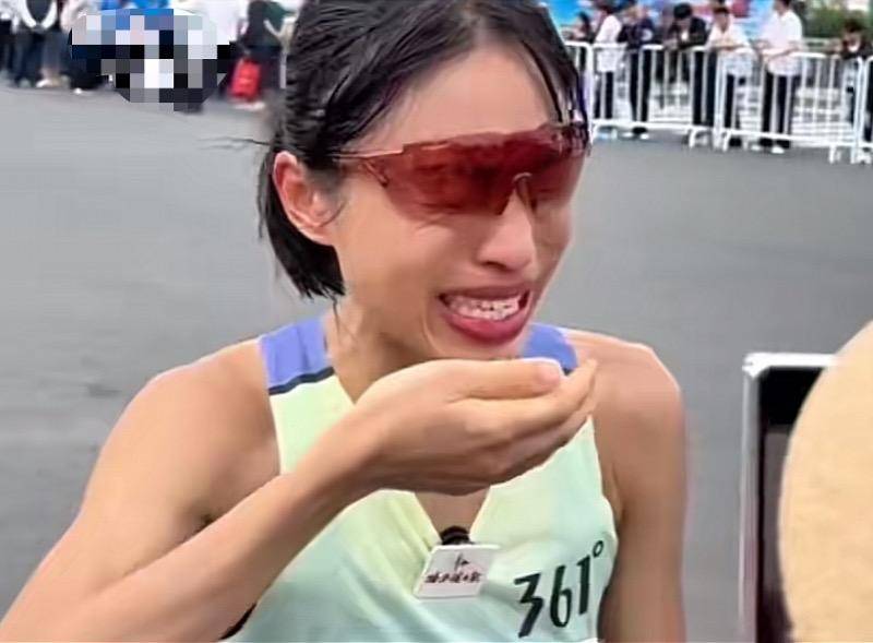 跑不过“调休难”：“最快女护士”张水华的争议与抉择