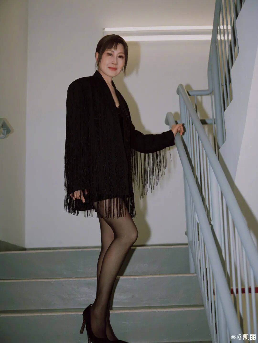 63岁女演员张凯丽晒照<strong></p>
<p>小蚁虚拟币</strong>，黑丝袜配高跟鞋，曾表示：年龄阻挡不了追求美的脚步