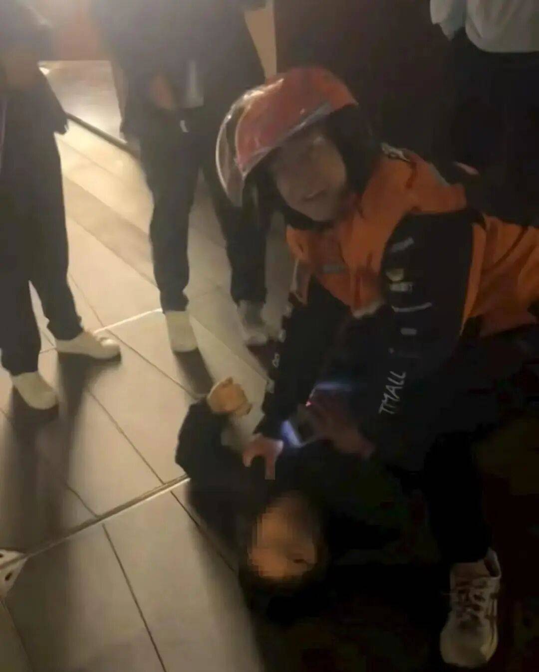 外卖小哥扑倒抢夺珠宝店嫌犯<strong></p>
<p>虚拟币k线</strong>，嫌犯反问“对你有什么好处”，本人：没啥好处！