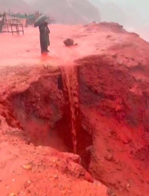 罕见！伊朗霍尔木兹岛遭遇强降雨<strong></p>
<p>虚拟币比特股</strong>，部分海域变成“血色海洋”