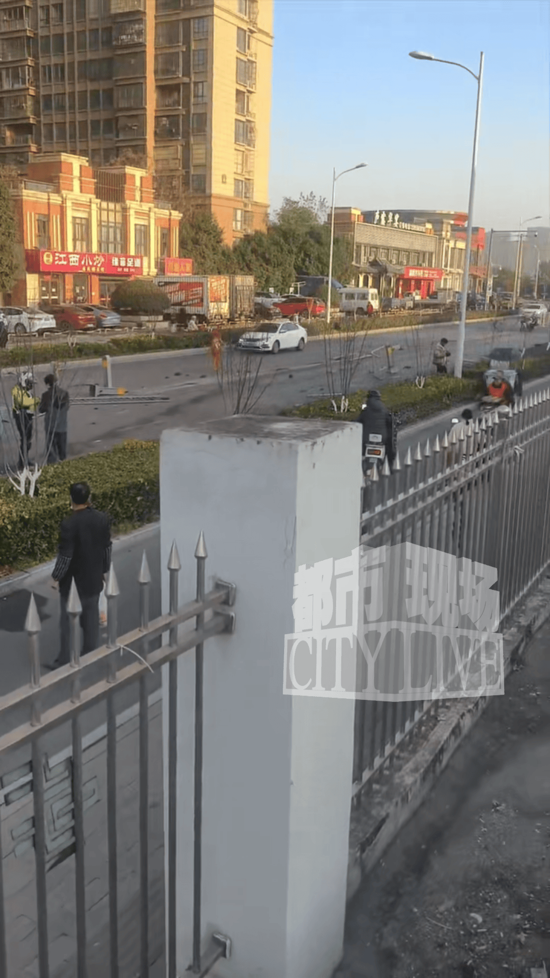 安徽一小米SU7撞翻几十米护栏<strong></p>
<p>虚拟币比特股</strong>，目击者称车辆前轮脱落后才刹停，当地交警回应