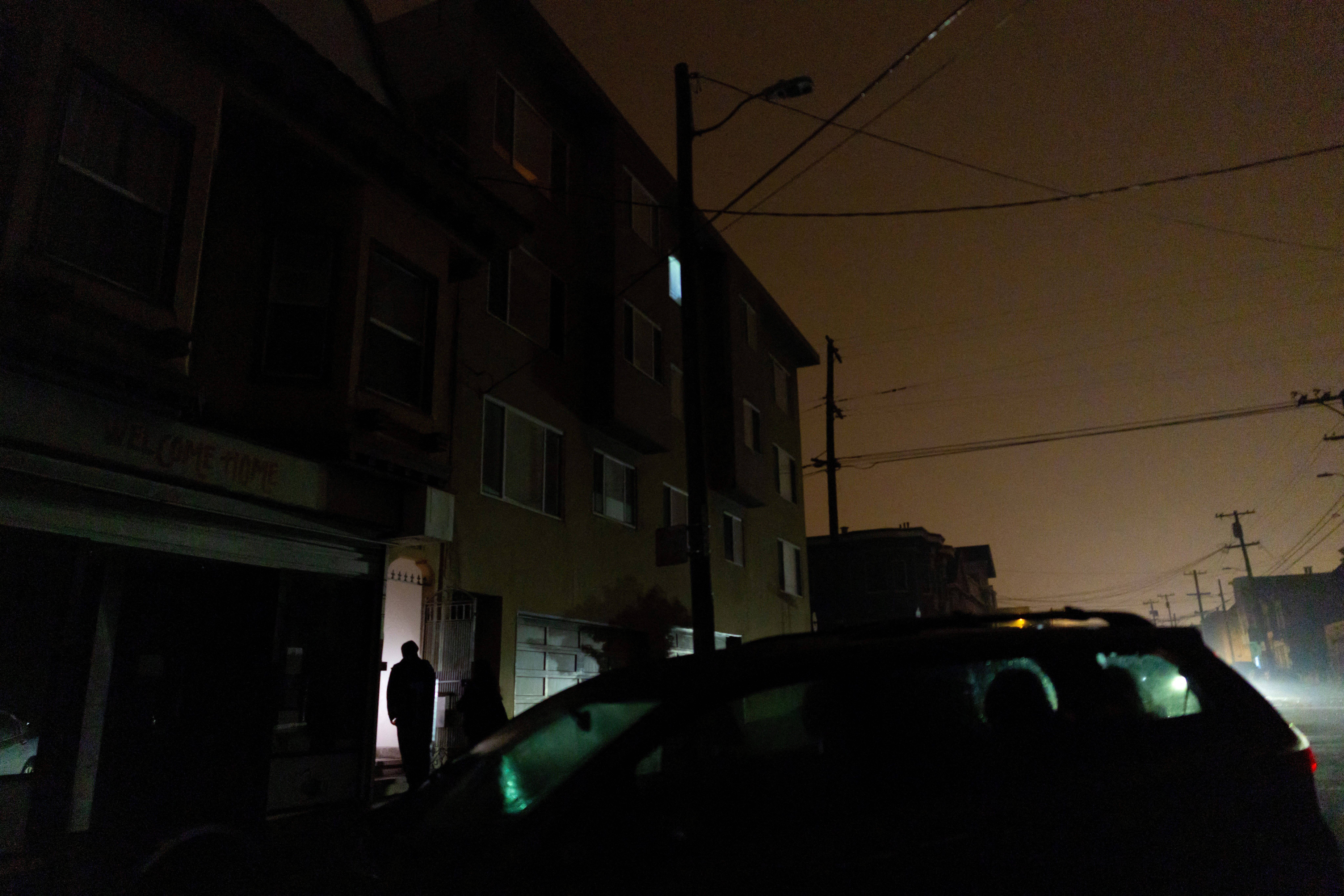 (外代一线)美国旧金山市仍有用户未恢复供电