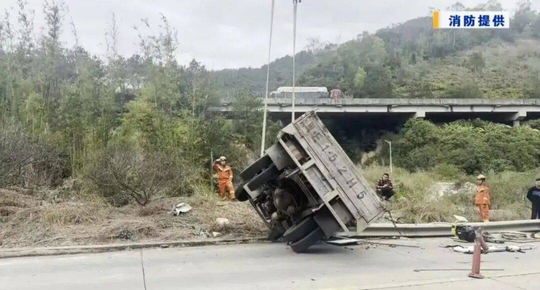 突然翻车<strong></p>
<p>里约虚拟币</strong>！漳州一司机被困！