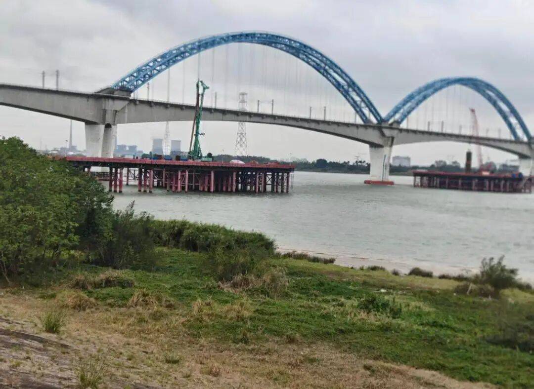 致一家五口死亡！广东江门一施工栈桥发生汽车坠河事件，事件原因调查和善后工作正在进行中