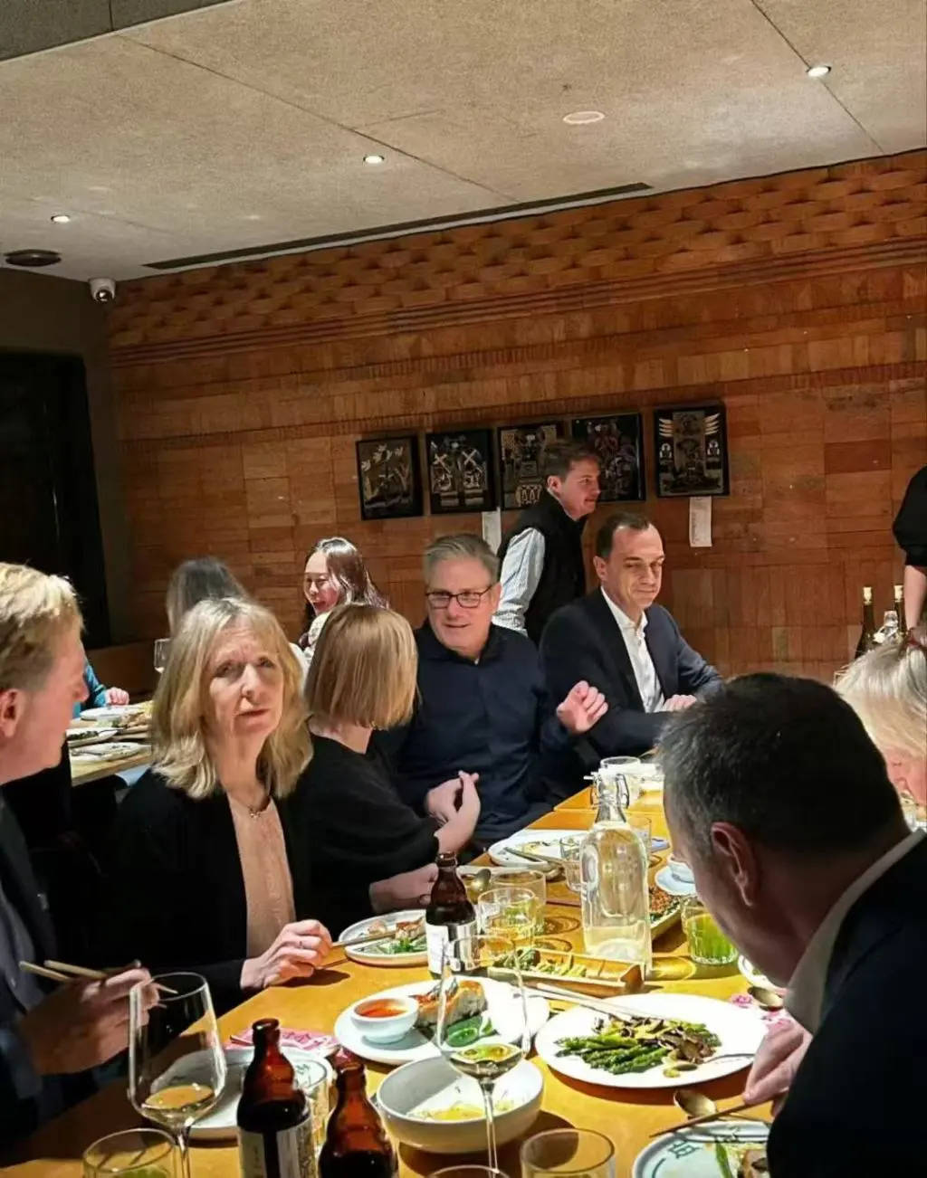 英国首相斯塔默抵达上海<strong></p>
<p>虚拟币认筹</strong>,在参观豫园时体验了沪上名点蝴蝶酥