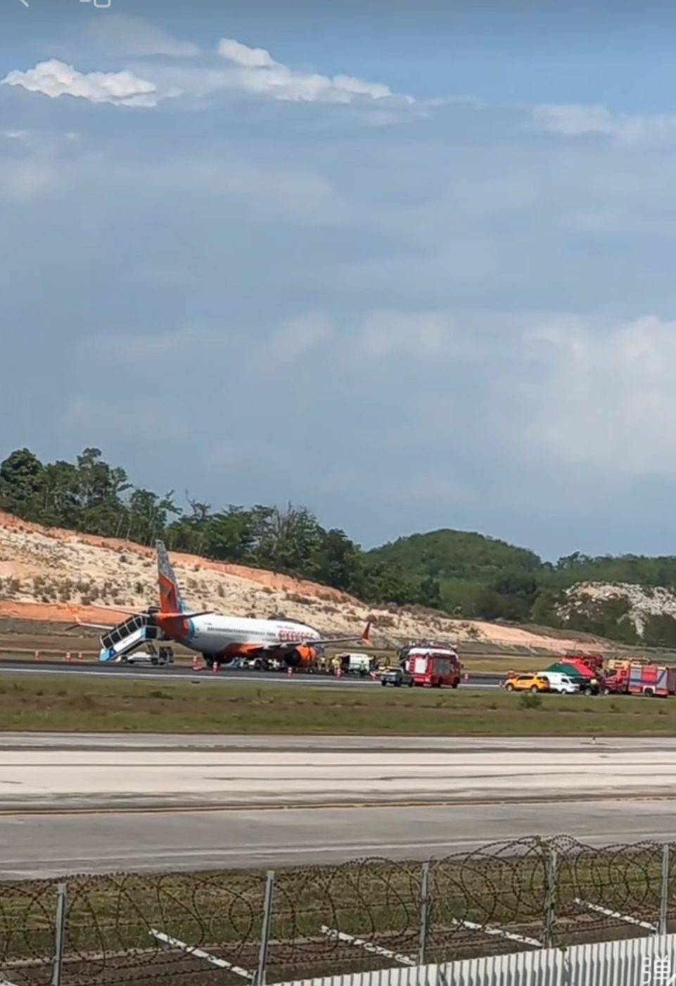 突发！印客机在泰国普吉硬着陆后前轮脱落，跑道受损机场临时关闭，多趟航班延误或取消，普吉领办：已与机场沟通，妥善安排滞留中国旅客