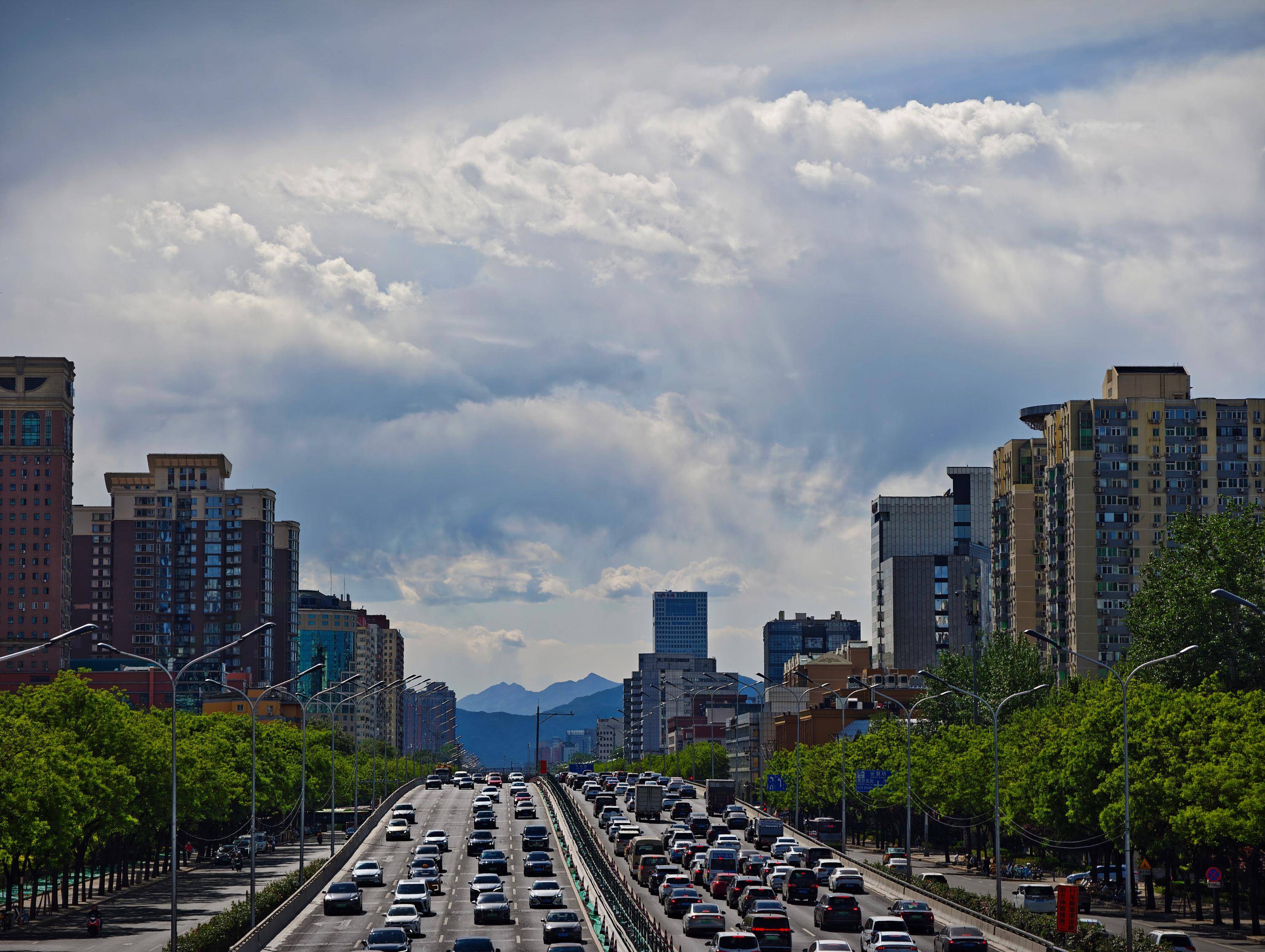 出现“雨幡”奇景<strong></p>
<p>石油现货交易</strong>，北京今天的云像“天空之城”