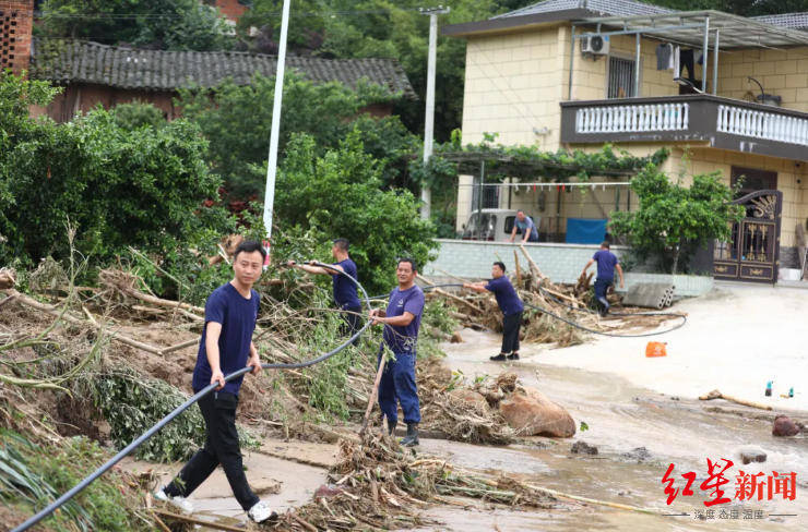 凌晨2点打电话叫醒村民的“谢会计”遇难<strong></p>
<p>如何做现货</strong>，妻子弟弟仍失联